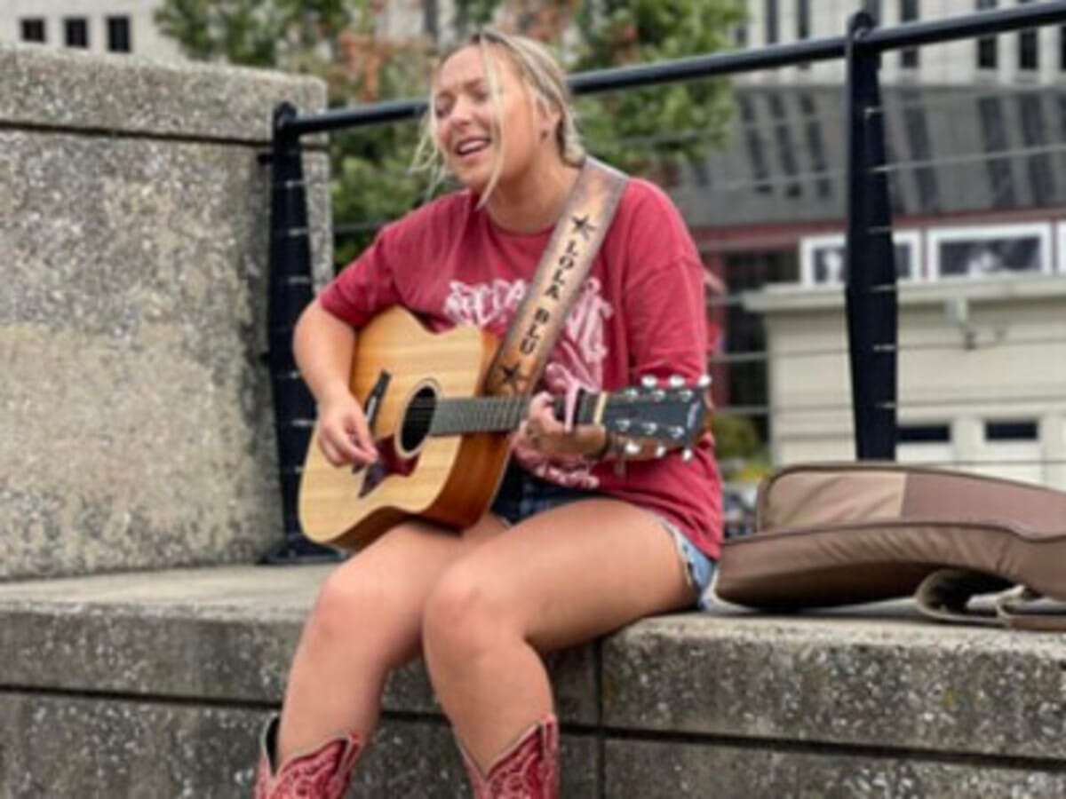 Live Music: Lola Blu at Ye Olde Pub