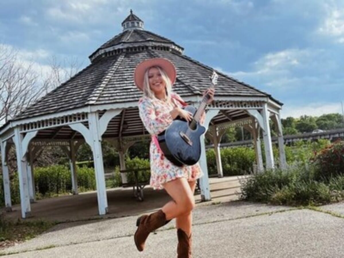 Live Music: Lola Blu
