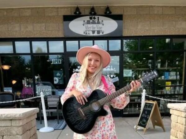 Live Music: Lola Blu