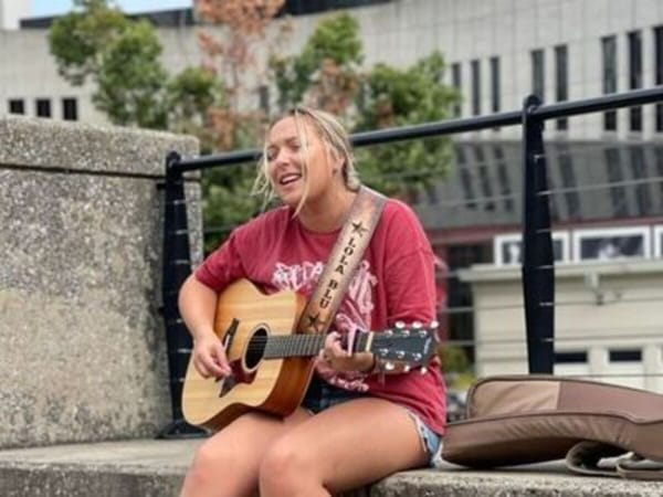 Live Music: Lola Blu