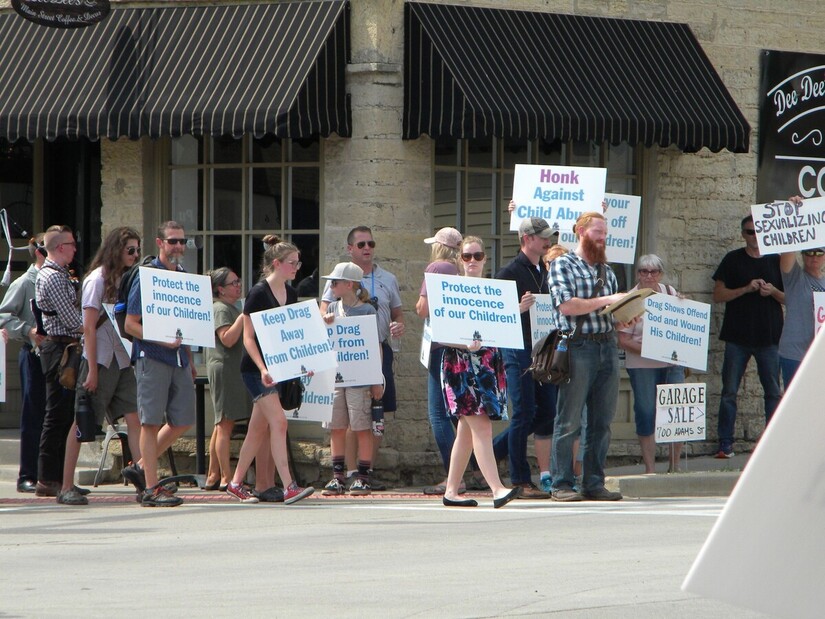 Anti-drag protesters at Talcott Free Library, Rockton, Illinois, July 14, 2023. Photo: Abby Clarke