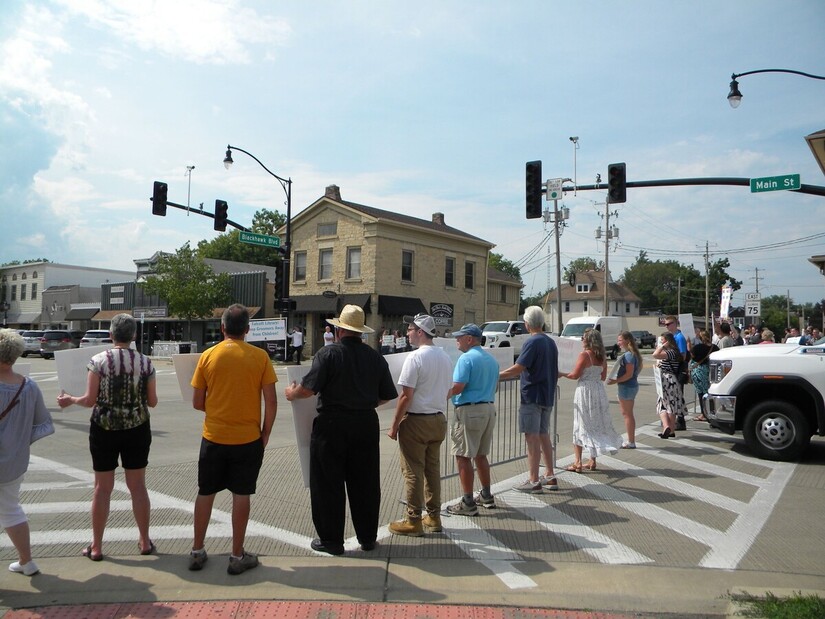 Anti-drag protesters at Talcott Free Library, Rockton, Illinois, July 14, 2023. Photo: Abby Clarke