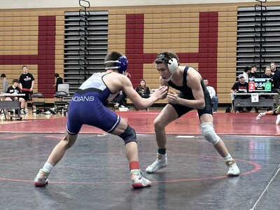 Hononegah varsity boys wrestling team dominates regionals, moves on to sectionals